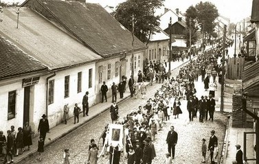 Ulica Krakowska, lata 30. XX w. Procesja Bożego Ciała. Widok w stronę Rynku.