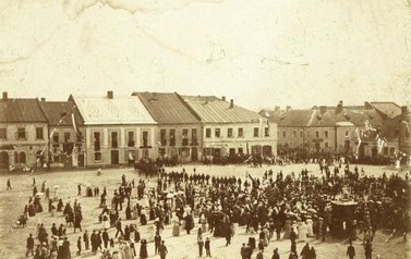 Rynek - uroczystości ok. 1900 r. | Ten widok południowo-wschodniego narożnika Rynku pochodzi z początku XX wieku. Widać na nim wyloty dzisiejszych ulic Krakowskiej i Kościuszki. Ulice w tym miejscu są dość wąskie, bo w pierzei południowej jest jeszcze dom