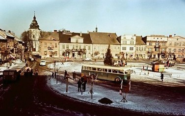 Kęty- rynek | A na środku Rynku stał sobie kiosk. W ciepłe dni stawiano wok&oacute;ł niego jeszcze stoliki i krzesełka. Potem był tu zrobiony klomb z kilkoma ławkami. Dopiero w pierwszej połowie lat 60. -   za sprawą naczelniczki Bronisławy Zbylut - zaczęto zazi