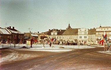 Tak wyglądał kęcki Rynek na początku lat 60. Zdjęcia wykonał pan Edmund Witkowski, a my dostaliśmy je do publikacji od Stanisława Witkowskiego. Dziękujemy! Zobaczcie, jaki oszałamiający ruch panował wtedy w centrum miasta. Po Rynku można było chodzić z za