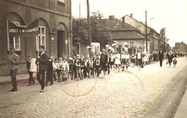 Poch&oacute;d - lata 60. Ul. Sobieskiego w Kętach.