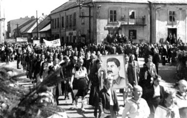 1 Maja - lata 50. | I tak bywało! Poch&oacute;d w Kętach, w początkach lat 50.