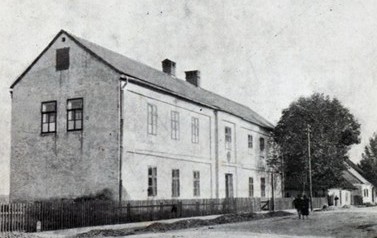 Ul. Kościuszki - widok na Seminarium Nauczycielskie | Fragment ul. Kościuszki z pierwszym budynkiem szkoły, wtedy &ndash; Seminarium Nauczycielskiego. Zdjęcie pochodzi z początku XX wieku. Z archiwum Info Kęty.