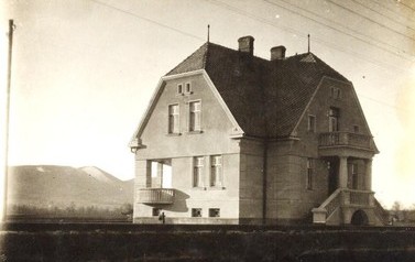 Dom Państwa Reimschussl. Ta elegancka willa &ndash; dziś pięknie odnowiona - stoi tu od 1929 r. Była jednym z pierwszych dom&oacute;w przy ul. Żwirki i Wigury. Obok niej stał i stoi do dziś drugi dom z tamtych czas&oacute;w &ndash; posesja pana Siwka. Zdjęcia zostały wykonane najp