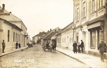 Ulica Kościuszki z widokiem w kierunku Rynku. Zdjęcie pochodzi z 1915 r. Jak widać, już wtedy na kęckich ulicach można było spotkać samoch&oacute;d! Na pierwszym planie, po stronie lewej widać Hotel Pod Czarnym Orłem, kiedyś dom rodzinny Ambrożego Grabowskiego. 