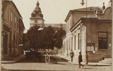 Ulica Mickiewicza w latach 30. XX wieku. Jak widać, wąsko było tu zawsze &ndash; nie tylko dzisiejsze tiry mają problem z wzięciem tego zakrętu&hellip; wozy drabiniaste już dawno nie wyrabiały się na tym winklu. Piesi za to zawsze czuli się tu dobrze. Może tak powinno