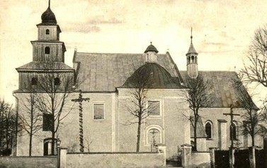 Kości&oacute;ł parafialny pw. św.św. Małgorzaty i Katarzyny w Kętach. Widoczna jest drewniana dzwonnica. W roku 1910 wybudowano dużo wyższą wieżę murowaną, kt&oacute;ra wznosi się nad miastem do dziś. Warto też zwr&oacute;cić uwagę na sygnaturkę ponad prezbiterium. I ona zost