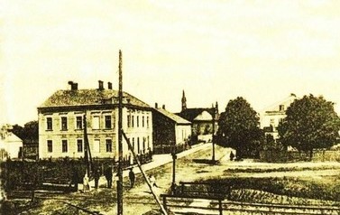 Ul. Kościuszki | Jak widać na tej poczt&oacute;wce z lat 30., jej autor był raczej dość nonszalancki: Kościuszkę potraktował z małej litery. Bywa. Zobaczcie, jak niepozornie wygląda przejazd kolejowy, jakby jeździły tamtędy tramwaje, a nie lokomotywy. Czy wiecie