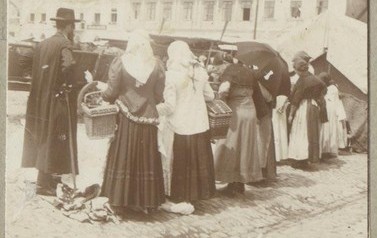 Targ na Rynku w Kętach &ndash; obok wiejskich kobiet, handlujących nabiałem stoi jeden z kęckich Żyd&oacute;w. Mieszkało ich w Kętach ponad 600.