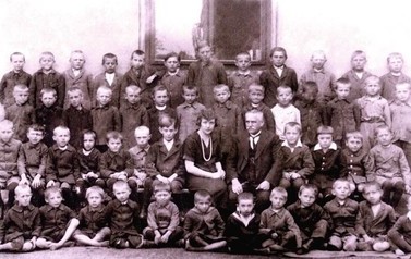Zdjęcie klasowe Beno | Dzięki uprzejmości pana Andrzeja Adamusa otrzymaliśmy trzy stare fotografie. Przedstawiają nasze miasto i ludzi w nim żyjących wiele lat temu. Pierwsze zdjęcie &ndash; jak pisze pan Andrzej &ndash; zrobiono przypuszczalnie w latach 1920 - 1921.