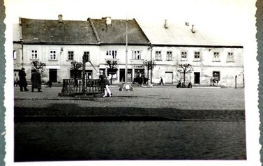 Rynek 1955 r. | Tę fotografię wykonano w roku 1955, pochodzi z prywatnych zbior&oacute;w Pani Fanny Pipersberg. Ta fotografia r&oacute;wnież została opatrzona klauzulą: &bdquo;zakaz kopiowania i reprodukowania bez zgody właściciela&rdquo;. My otrzymaliśmy tę zgodę za pośrednictwem