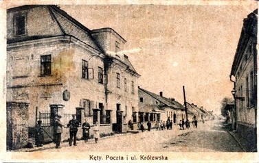 Kęty ul. Kr&oacute;lewska | To poczt&oacute;wka przedstawiająca budynek Poczty Polskiej i ul. Kr&oacute;lewskiej. Pochodzi z lat 1920 &ndash; 1922. Tę widok&oacute;wkę można było r&oacute;wnież oglądać na jednej z wystaw w Muzeum im. Aleksandra Kłosińskiego w Kętach. Natomiast ten sam budynek i 