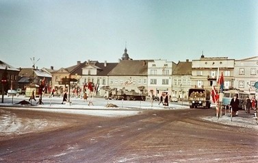  &bdquo;Plac XX-lecia PRL&rdquo; | Jeśli myślicie, że patrzycie na Rynek, to grubo się mylicie. To nie był Rynek, to był &bdquo;Plac XX-lecia PRL&rdquo;, a towarzysze, kt&oacute;rzy go tak przechrzcili siedzieli sobie w komitecie miejskim w niegdysiejszym i dzisiejszym sądzie. Za ich c