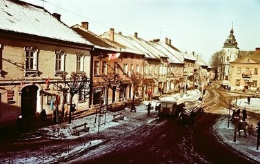 Kęty | Na wszystkich zdjęciach pana Witkowskiego widać flagi w całym mieście. Świadczą o tym, że najprawdopodobniej zdjęcie zostało wykonane w okolicach 28 stycznia &ndash; to dzień wyzwolenia Kęt przez Armię Czerwoną. Miasto bywało wtedy wystrojone tak samo ja