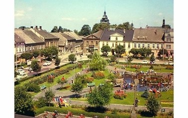  Kolejne zdjęcie kęckiego Rynku, jakie prezentujemy, otrzymaliśmy od pana J&oacute;zefa Nikla. Zrobił je osobiście w 1970 r. z dachu kamienicy, w kt&oacute;rej dziś jest muzeum. Wystr&oacute;j Rynku (wtedy Placu XX-lecia PRL) wskazuje, że to najpewniej niegdysiejsze święto 22