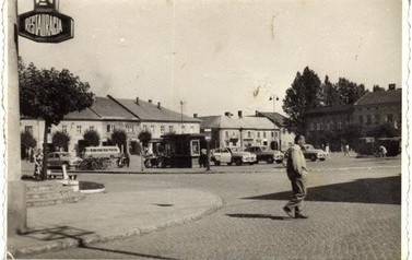 Kiosk na rynku | Zdjęcie z początku lat 60. Nadesłane przez Janusza Kabzę.