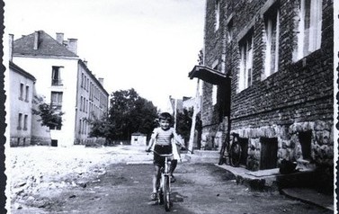  Kadr z dzieciństwa | Zdjęcie wykonał w 1961 roku, nieżyjący już dzisiaj, Pan Władysław Dubnicki. Zrobił go pod blokiem  nr 10 na dawnym Os. Marcelego Nowotki &ndash; dziś płk S. Kr&oacute;lickiego. Na dalszym planie widać blok na ul. Hutnika, a w centralnym miejscu k