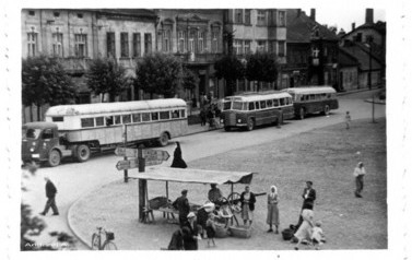 Rynek - przełom lat 1940 - 1950 | Dworzec na Rynku To wyjątkowe zdjęcie podesłał nam pan Andrzej Adamus. Dziękujemy! Fotografia przedstawia kęcki Rynek sprzed około p&oacute;ł wieku, gdy był on nie tylko gł&oacute;wnym placem miasta, targowiskiem, ale też &ndash; jak widać &ndash;