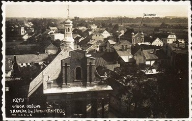 Synagoga | To zdjęcie, z kolekcji Piotra Staneckiego, wykonano przed wojną z wieży kościoła. Na dawnym placu targowym przy ul Kazimierza Wielkiego widać szczyt synagogi. 