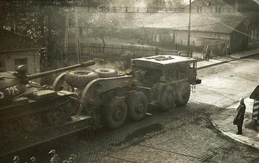  Oba zdjęcia sowieckich czołg&oacute;w ciągnących na Czechosłowację dostaliśmy od pana Marcela Ryłko. Wykonał je osobiście w latach 60. z okna mieszkania przy ul. Hutnika. Widać na nich fragment ul. Kościuszki z wylotami ulic Hutnika i Konopnickiej. Zaznaczmy je