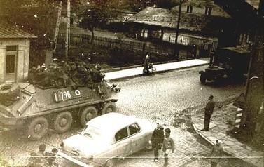 Sowieckie czołgi w Kętach | Oba zdjęcia sowieckich czołg&oacute;w ciągnących na Czechosłowację dostaliśmy od pana Marcela Ryłko. Wykonał je osobiście w latach 60. z okna mieszkania przy ul. Hutnika. Widać na nich fragment ul. Kościuszki z wylotami ulic Hutnika i