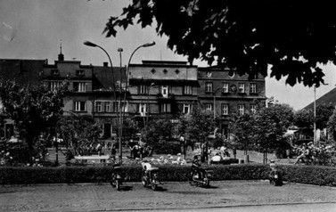 Rynek z lat 60. lub 70. | Od Pana Andrzeja Adamusa otrzymaliśmy kolejne, bardzo ciekawe zdjęcia. Tym razem jest to Rynek z lat 60. lub 70. Fotografie są własnością Pani Jadwigi Ćwiertni &ndash; prosimy pamiętać, że nie wolno ich wykorzystywać bez zgody właścici