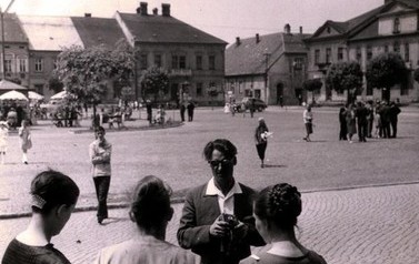 Rynek | To zdjęcie przedstawia Rynek jeszcze przed przebudową w ukwiecony klomb z fontanną. Na środku stoi kiosk i otaczają go parasole &ndash; zwracamy na to uwagę, bo kilka os&oacute;b nie wierzyło, że taki kiosk z parasolami rzeczywiście był w samym środku miasta, 