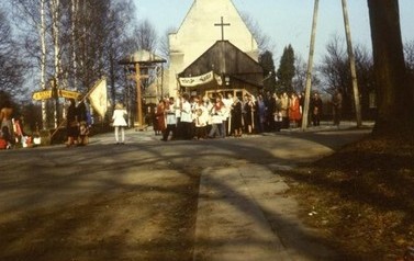 Procesja | Jeszcze jedno zdjęcie, kt&oacute;re nadesłał do nas SH. Tym razem autor zdjęcia uchwycił moment wyjścia z kościoła (starego!) na Podlesiu procesji na Boże Ciało. 