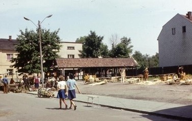 Plac targowy | Od jednego z naszych Czytelnik&oacute;w, podpisującego się SH otrzymaliśmy trzy interesujące fotki. Oto pierwsza z nich: przedstawia plac targowy w Kętach, przy ul. Kazimierza Wielkiego, pochodzi najprawdopodobniej z lat 70. SH serdecznie dziękuje