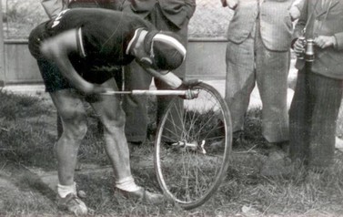 Przerwa techniczna | Bieg kolarski Warszawa - Praga - Warszawa, rok 1950