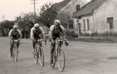 Bieg kolarski | Otrzymaliśmy serię zdjęć od Stanisława Witkowskiego, kt&oacute;re wykonał jego ojciec Edmund Witkowski. Fotografie przedstawiają bieg kolarski Warszawa - Praga - Warszawa (poprzednik Wyścigu Pokoju), kt&oacute;ry odbył się w maju 1950 r. Etap Katowice -