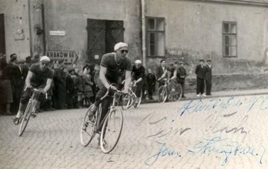 Kolarze | Bieg kolarski Warszawa - Praga - Warszawa, rok 1950. Wyjazd z ul.Krakowskiej, na pierwszym planie Ružiczka i Vesely.