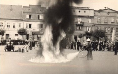 Strażacki pokaz | Ćwiczenia na Rynku 1962r. Zdjęcie pochodzi z kroniki strażackiej