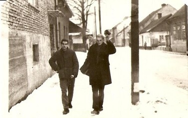 | Rok 1957, ulica Krakowska. Na zdjęciu dwaj przyjaciele: Marian Gąsiorek (właściciel zdjęcia) oraz Tadeusz Szłapa. Przechodzą obok domu pana Honkisza, a w tle widać biały dom państwa Staneckich. Nadesłane przez Mariana Gąsiorka.