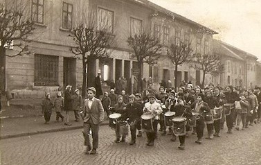 Ziomale z lat 50' | Zdjęcie z rodzinnych zbior&oacute;w pana Mariana Gąsiorka, pochodzi z lat 50. XX w. Przedstawia młodzież ze szk&oacute;ł podstawowych gminy zmierzającą na spotkanie harcerskie w klubie &bdquo;Sielanka&rdquo;. Z archiwum Mariana Gąsiorka.