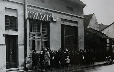 Sucho... | I pomyśleć, że w Polsce kiedyś brakowało gorzały... a i tak piło się więcej! Fotografia pochodzi z wystawy w muzeum poświęconej czasom PRL. nadesłane przez Muzeum im. Aleksandra Kłosińskiego w Kętach.