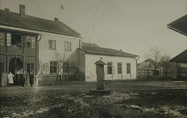 Zdjęcie przedstawia podw&oacute;rko jednego z dom&oacute;w w samym centrum Kęt. Oczywiście jest stare, wykonano je jeszcze przed wojną. 