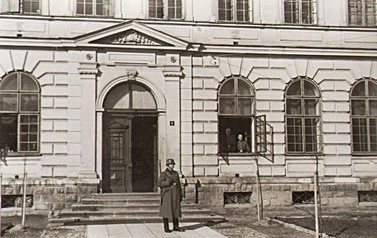 Koszary | Zdjęcie z 1943 r. Przedstawia niemieckiego wartownika przed koszarami, kt&oacute;re okupant urządził w dzisiejszej szkole jedynce. To zdjęcie razem z sześcioma innymi z czas&oacute;w wojny 11 lutego 2010 r. trafiło do Kęt