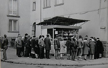 Za czym ta kolejka stoi? | Zdjęcie pochodzi z wystawy w muzeum w Kętach poświęconej czasom PRL nadesłane przez Muzeum im. Aleksandra Kłosińskiego w Kętach.