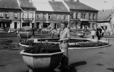 Rynek &ndash; przełom lat 60. i 70. Na fotografii widoczny jest p. Stanisław Pułka, od kt&oacute;rego dostaliśmy to zdjęcie. Można zobaczyć, jak wyglądała pierwsza fontanna. Autor zbiory prywatne S. Pułka.