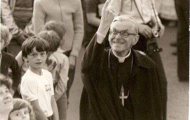Och, wy urwisy na dachu! | Na zdjęciu bp. Franciszek Antoni Macharski, &oacute;wczesny metropolita krakowski, podczas wizyty w Kętach. Biskup brał udział w uroczystościach poświęcenia nowego kościoła p.w. Najświętszego Serca Pana Jezusa. Nasz metropolita grozi p