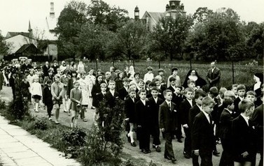 Karol Wojtyła w Kętach 2/3 | Z tymi dwoma postaciami jest nawet związana pewna anegdota, kt&oacute;rą kiedyś przytoczył ks. Franciszek Kołacz. Oto ona: W roku 1969 ukazała się najważniejsza praca filozoficzna Karola Wojtyły: "Osoba i czyn", książka znakomita, al