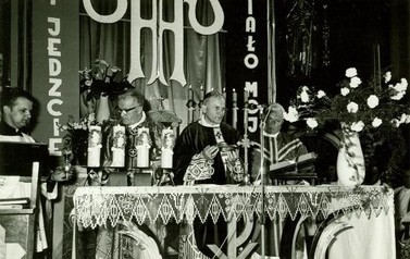 Karol Wojtyła w Kętach 1/3 | W piątą rocznicę śmierci Jana Pawła II publikujemy trzy fotografie, kt&oacute;re są pamiątką jednej w wielu wizyt kapłana, biskupa, metropolity krakowskiego i kardynała Karola Wojtyły w Kętach. Pokazane tu fotografie wykonał Francisz