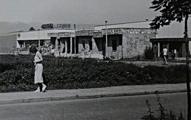 Pierwsze supermarkety | Pawilony na osiedlu 700-lecia. Połowa lat 80. - zdjęcie ze zbior&oacute;w Muzeum im. Aleksandra Kłosińskiego w Kętach