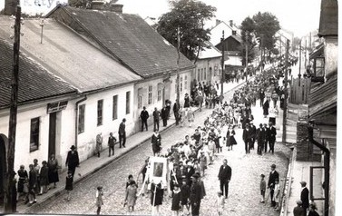 Procesja na ul. Krakowskiej | Procesja Bożego Ciała, początek XX wieku. Nadesłane przez Andrzeja Latasza.