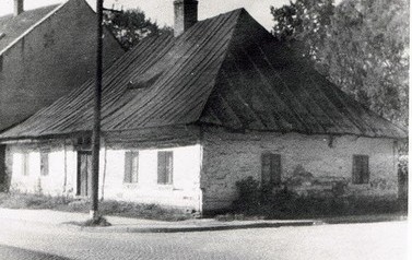Pierwsza szkoła żeńska w Kętach | Ten nieistniejący już dom stał na rogu ulic Mickiewicza i Klasztornej. Dom należał do Kułakowskiego, powstańca z 1863 r. W XIX wieku mieściła się tam pierwsza szkoła żeńska w Kętach. Nadesłane przez Annę Chowaniak reprodu