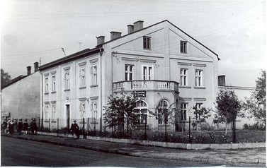 Stary internat | Budynek na roku ulic Kościuszki i Sienkiewicza. Zdjęcie pochodzi z lat 60., kiedy był tam internat Liceum Pedagogicznego. Pierwotnie był to dom rodziny Dworzańskich. Z c&oacute;rką właściciela, Marią ożenił się syn przedwojennego burmistrza Zdzi