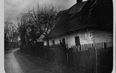 Ul. Klasztorna - kiedyś 1/2 | Dom przy ul. Klasztornej, w kt&oacute;rym urodził się płk Kr&oacute;licki, bohater września 1939 r. i patron jednego z kęckich osiedli. W oddali, po lewej stronie widać mur klasztoru si&oacute;str Zmartwychwstanek. Nadesłane przez Annę Chowaniak.