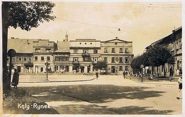 Widok&oacute;wka przedstawia Rynek Kęt ok. 1957 r. Zdjęcie nadesłane przez czytelnika. 
