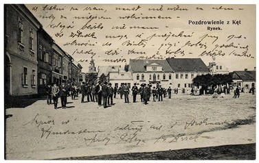 Rynek - początek XX w. Poczt&oacute;wka pochodzi ona z prywatnej kolekcji Alfreda Wojtali. Zdjęcie zrobiono pomiędzy 1904 r. a 1910 r. Skąd to wiemy? Wskazują na to trzy elementy. Po pierwsze - wieża kościoła jest jeszcze drewniana, a wymurowano ją dokładnie sto